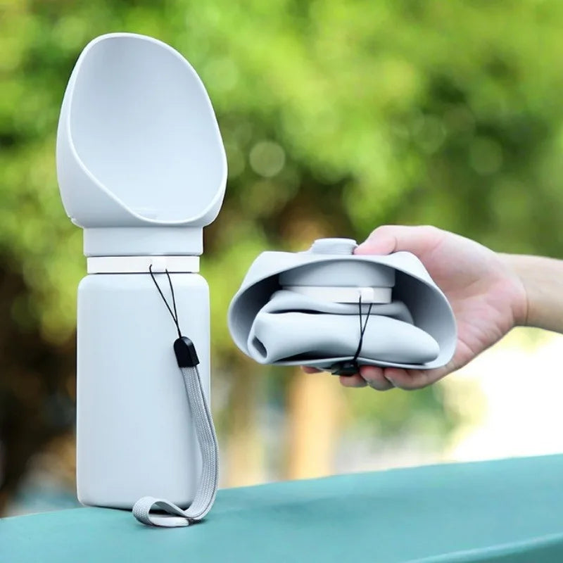 Bottiglia d'Acqua da Viaggio per Animali: Dispenser d'Acqua Pieghevole per Cani con Vassoio - Soluzione Portatile Antigoccia per Idratazione all'Aperto